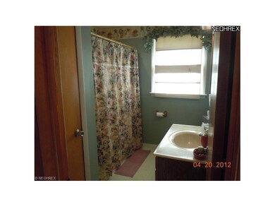 UPSTAIRS FULL BATH