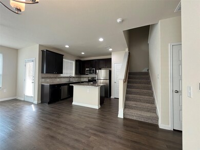 Kitchen with appliances with stainless steel fini
