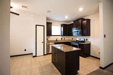 Kitchen w/granite Countertops