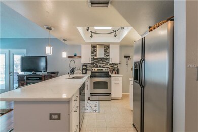 KITCHEN WITH BREAKFAST BAR