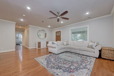512 W 31st St, Houston, TX 77018 - photo 2
