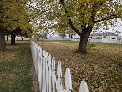 601 W Gordon St, Francesville, IN 47946 - photo 2