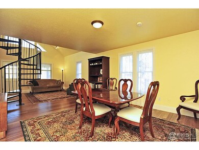 Nice sizeliving dining area