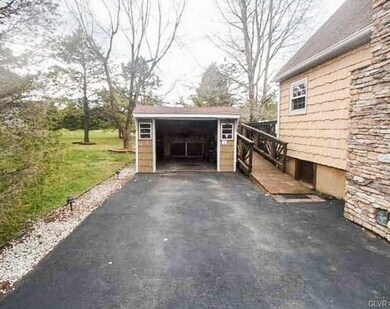 Driveway/Garage