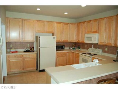 Kitchen - Sunny eat-in kitchen with breakfast bar,