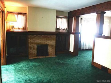 Living Room Beautiful natural woodwork!