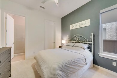 Guest bedroom downstairs wtih ensuite bathroom and