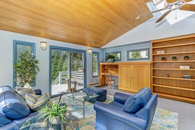 Family Rm w built-ins