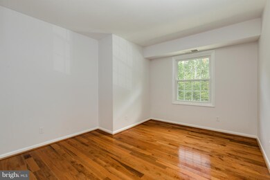 3830 Lyndhurst Dr unit 301, Fairfax, VA 22031 - photo 6