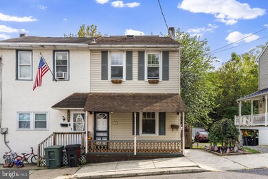 146 Hall St, Spring City, PA 19475 - photo 2