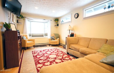 Living Rm w/ Bay Window