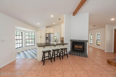 Breakfast Bar and Fireplace - 6 Point Vi