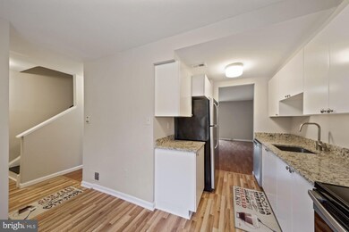 8912 Shamrock Ct, Springfield, VA 22152 - photo 5