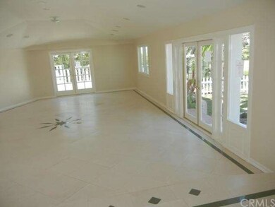 HUGE LIVING ROOM WITH LOTS OF LIGHT