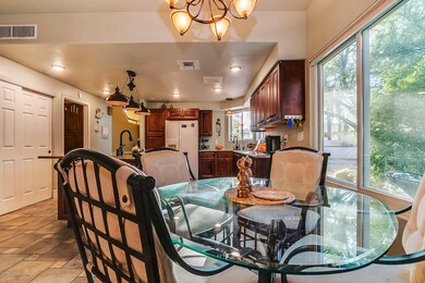 Kitchen/Breakfast Area