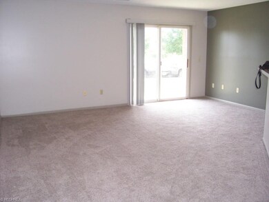 Great room w/sliders to patio