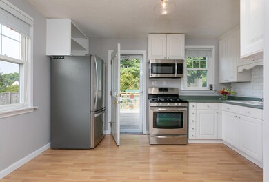 46 Longfellow Dr Cape-large-007-022-Kitc