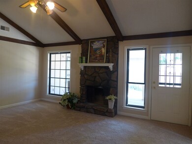 Lot of Windows for bright light, fireplace, built-