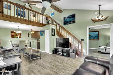 Living Room:1st Floor master