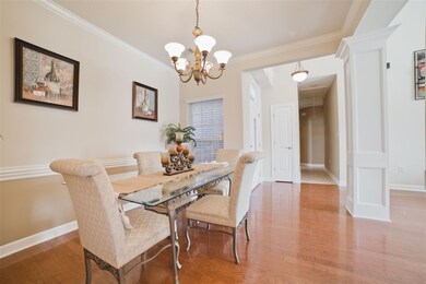 Great space for family meals or dinner parties. Ni