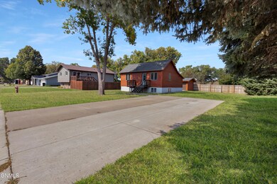 1714 4th St NE, Mandan, ND 58554 - photo 2