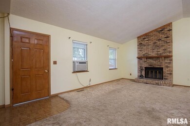 6616 Cresthill Dr, Davenport, IA 52806 - photo 3