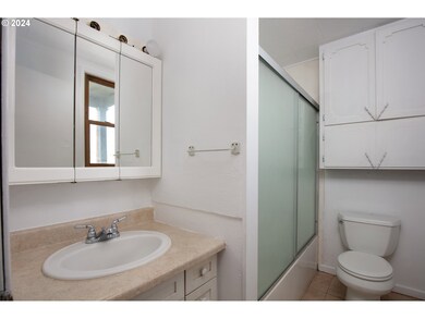 913 E 8th St, the Dalles, OR 97058 - photo 6