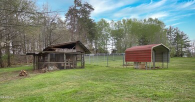 Barn/Chicken Coop & Dog Fenced in area