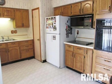 2604 W 13th St, Davenport, IA 52804 - photo 2