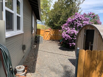 1014 E 14th St, the Dalles, OR 97058 - photo 4