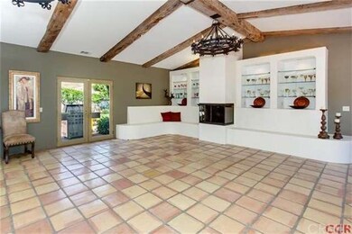 Large living room, great for entertaining.