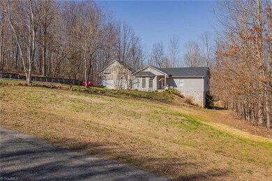 1040 Greenleaf Acres Dr, Asheboro, NC 27205 - photo 3