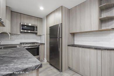 75 Dekay St, Staten Island, NY 10310 - photo 5