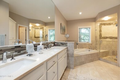 560_arrowhead_dr_e_interior_master_bath