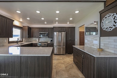 32 Captain Leach Dr, Mandan, ND 58554 - photo 5