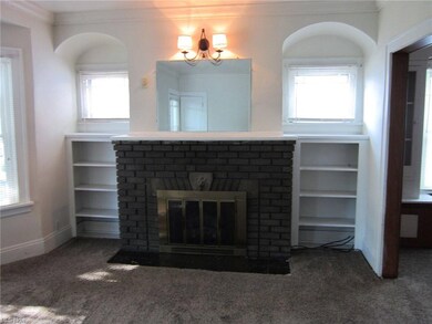 Upstairs Living Room (Gas Fireplace not connected)
