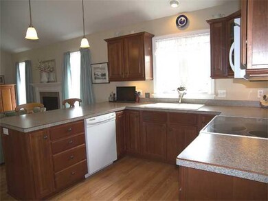 Kitchen. Convenient breakfastbar is a delight with