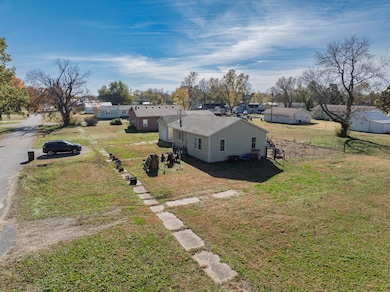 157 S Springfield St, Welch, OK 74369 - photo 2