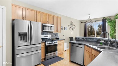 480 Vaughn Cir, Aurora, IL 60502 - photo 2