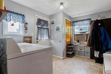 Entrance foyer/mudroom with laundry