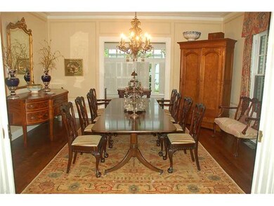 Seats 10 comfortably, 12 for a dinner party!