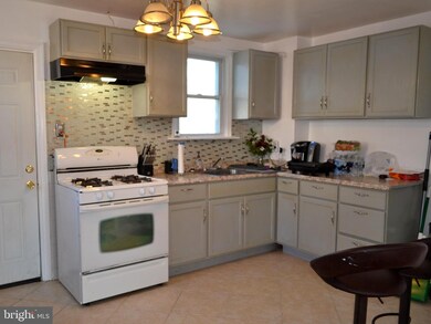 423 Crotzer Ave, Folcroft, PA 19032 - photo 2