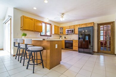 47 Wampanoag Dr, Franklin, MA 02038 - photo 2