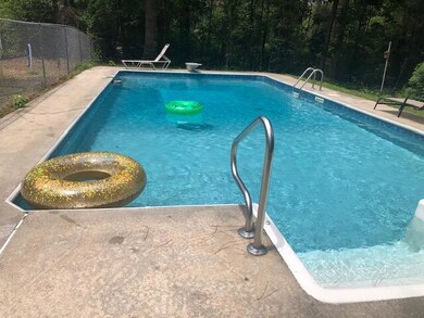 tom pic pool side