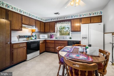 169 Walton Dr, Morrisville, PA 19067 - photo 5