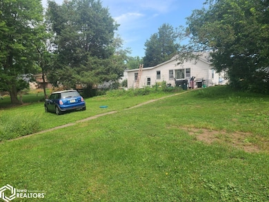 1902 W Fulliam Ave, Muscatine, IA 52761 - photo 3