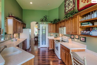 Open plan, large Pantry, lots of cabinets and coun