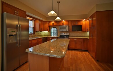 Gourmet kitchen complete with huge 5ft island topp