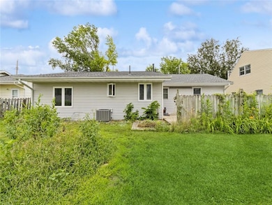 805 E 14th St N, Newton, IA 50208 - photo 6