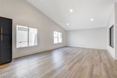9101 Emerald Cove Ct, Las Vegas, NV 89117 - photo 6